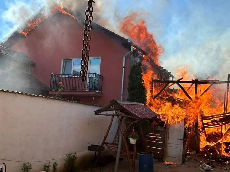 o familie a rămas fără casă în urma incendiului de luni din cașolț. primar: „îi sprijinim să își refacă locuința”