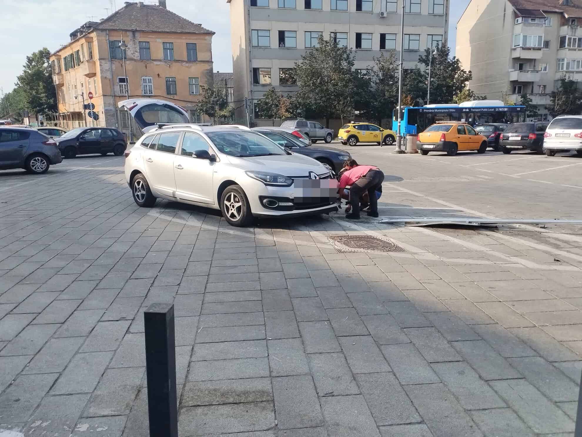 un șofer de uber a dărâmat un indicator din fața gării din sibiu. „era cu ochii în aplicație” (foto)