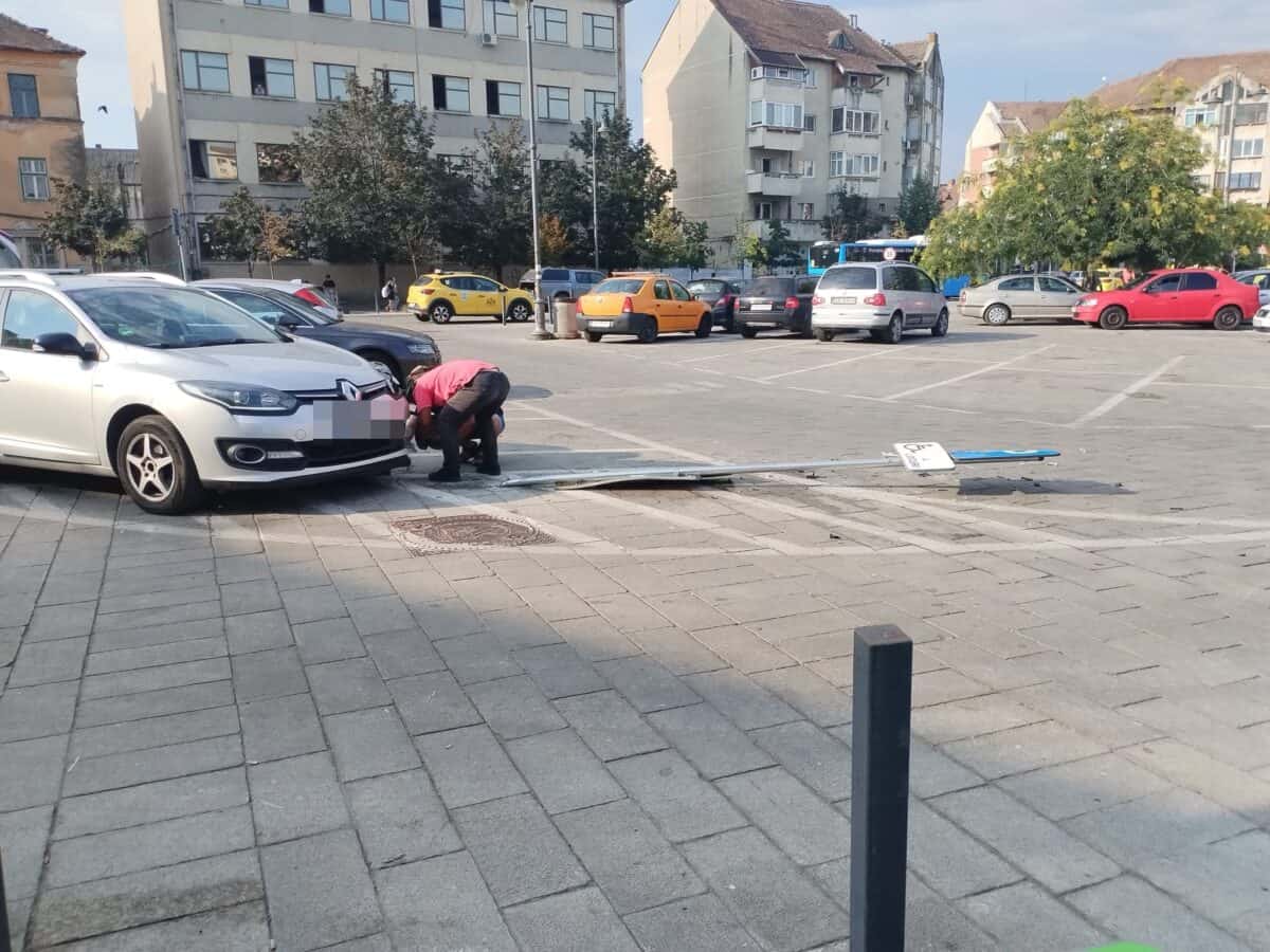 un șofer de uber a dărâmat un indicator din fața gării din sibiu. „era cu ochii în aplicație” (foto)