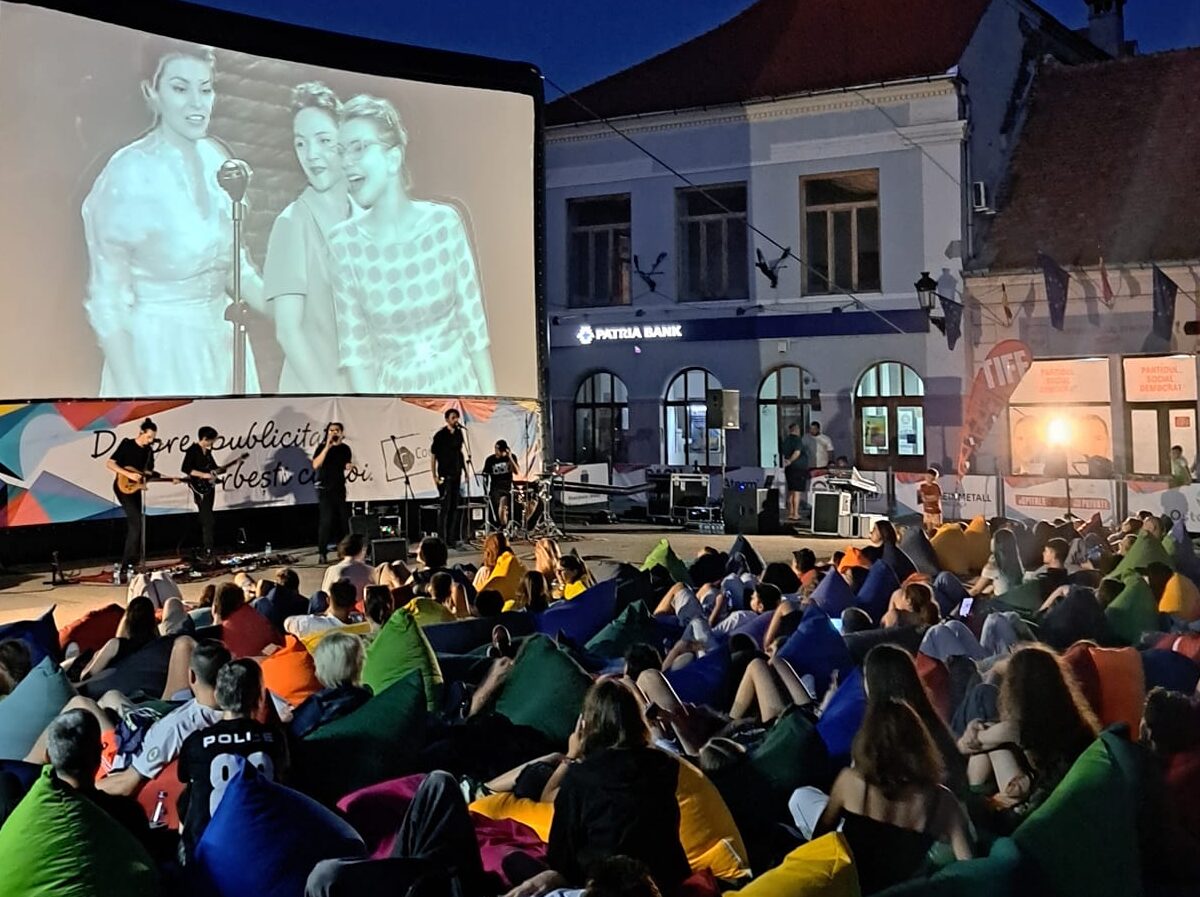 o mie de oameni prezenți în weekend "la perne" în weekend