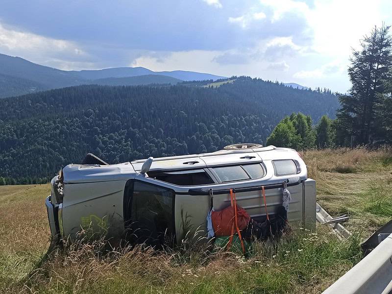 un bărbat s-a răsturnat cu mașina în păltiniș (foto)