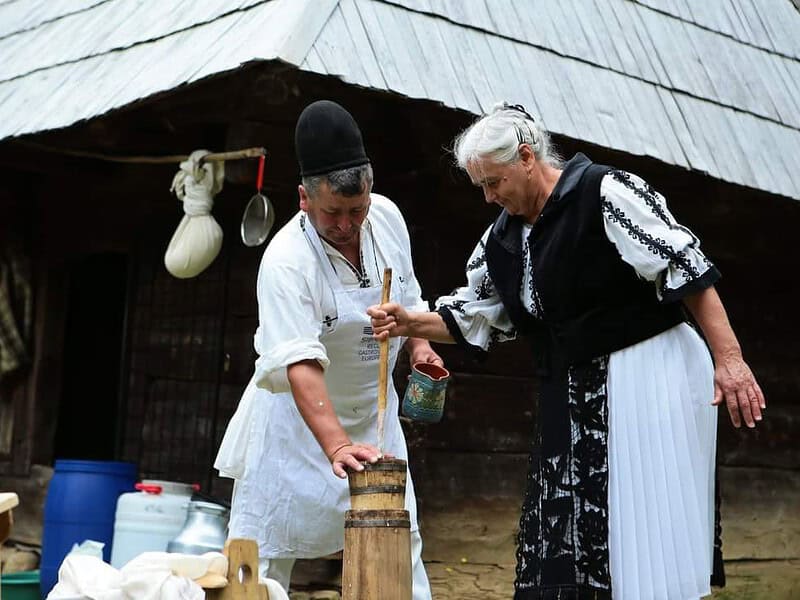 eveniment pastoral cu călușerii din rășinari și ateliere de meșteșuguri în weekend la muzeul astra