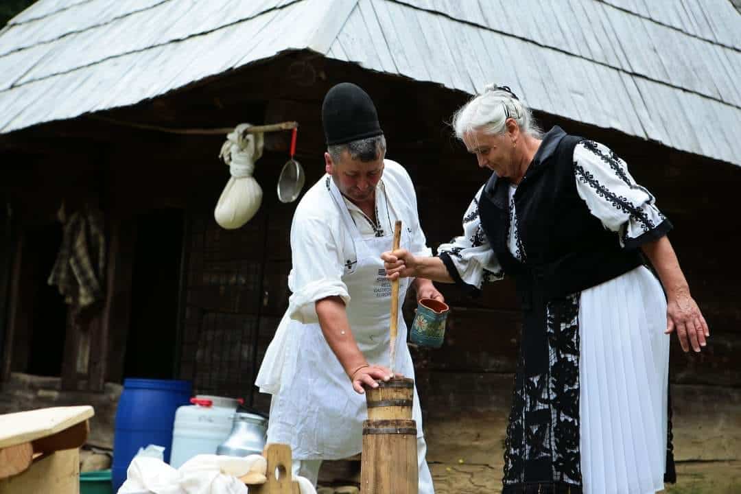 eveniment pastoral cu călușerii din rășinari și ateliere de meșteșuguri în weekend la muzeul astra