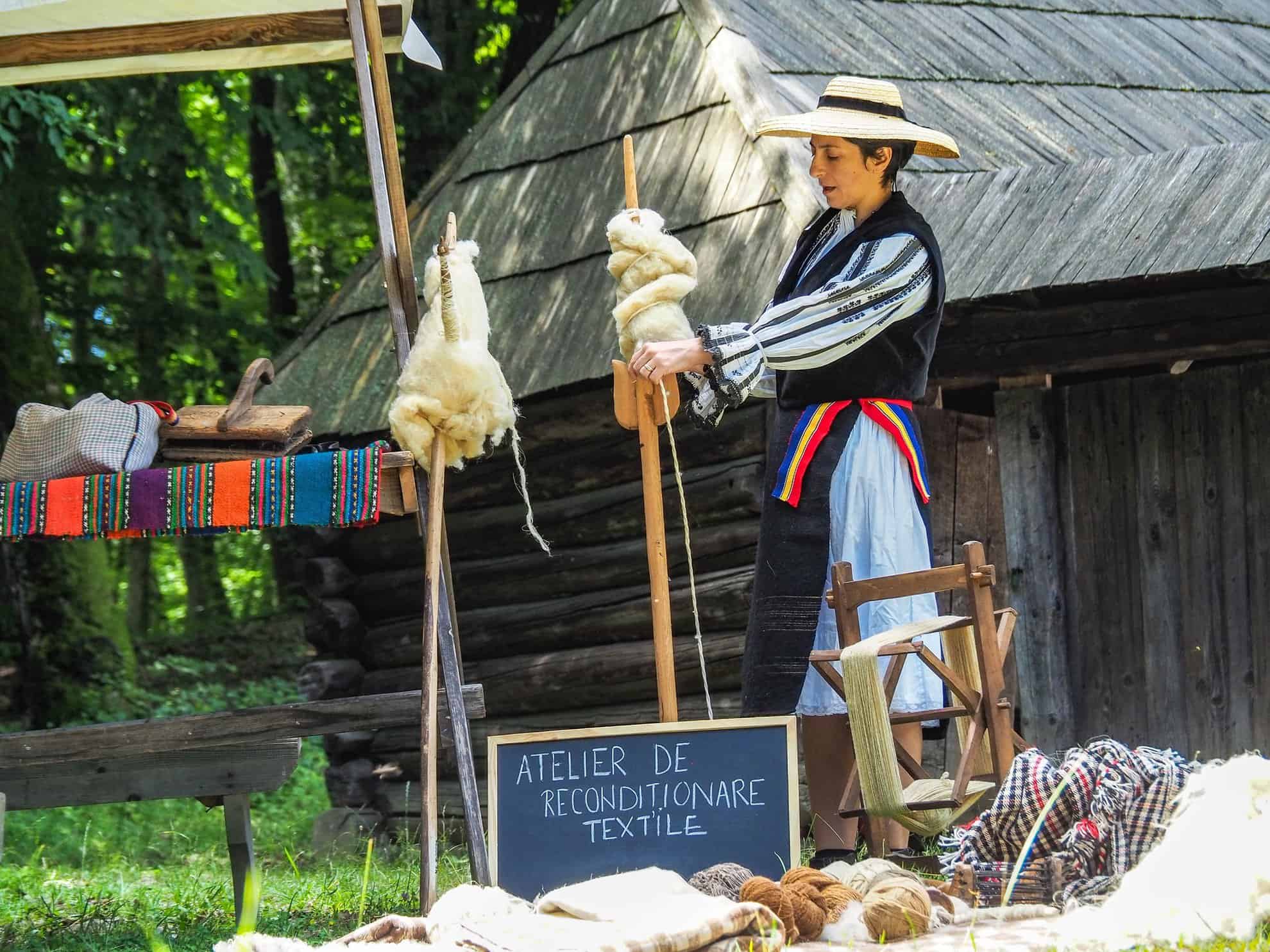 eveniment pastoral cu călușerii din rășinari și ateliere de meșteșuguri în weekend la muzeul astra