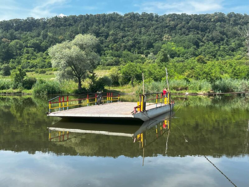 locuitorii din cârța se mândresc cu singura plută funcțională din județul sibiu, numită „corabie” (foto)