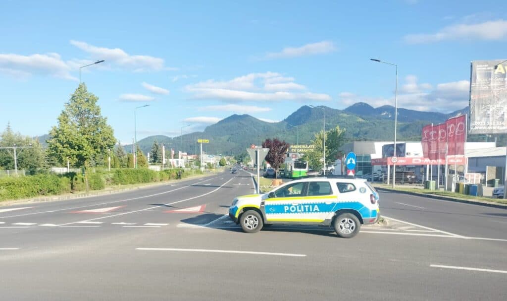 Capcanele în care sute de șoferi au picat după ce Valea Oltului s-a închis. Amenzi de zeci de mii de lei