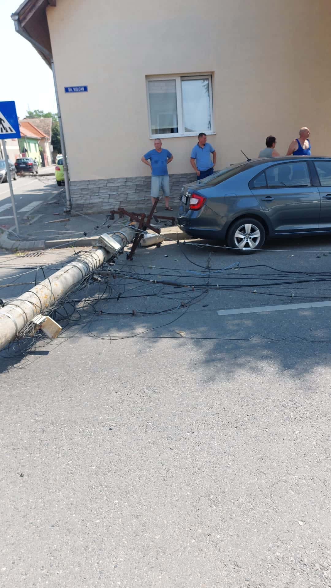 Doi stâlpi căzuți în cartierul Reșița, după ce o mașină de la Soma a agățat firele de curent (foto, video)