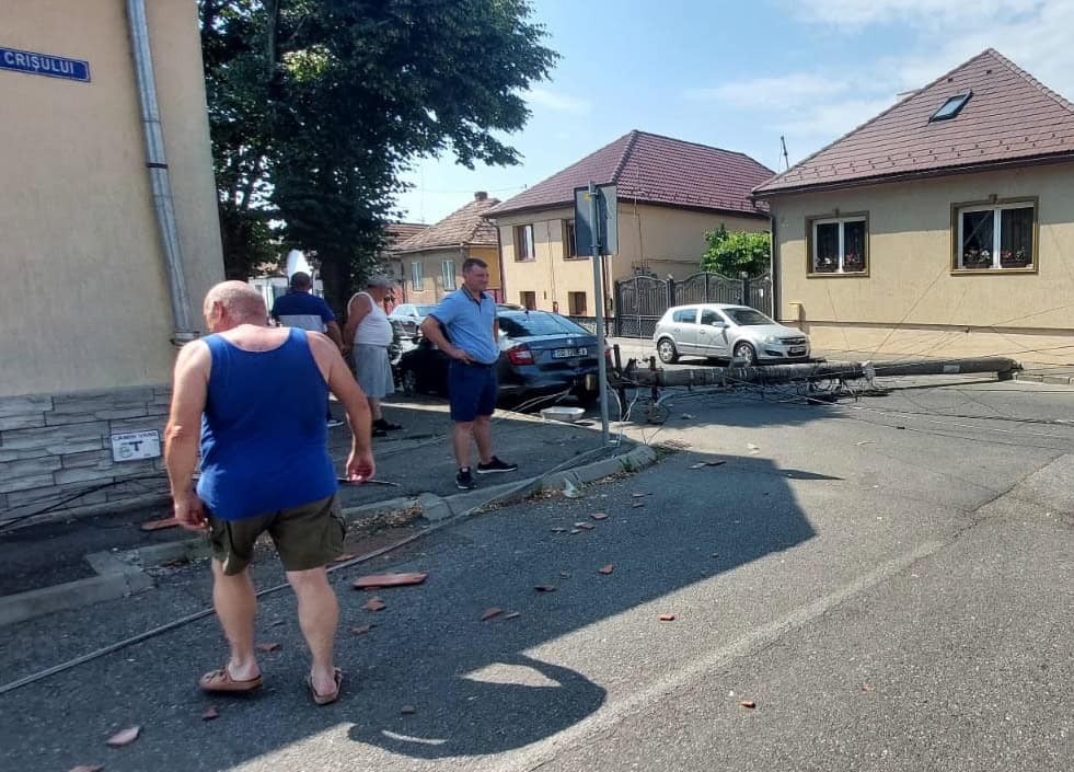 Doi stâlpi căzuți în cartierul Reșița, după ce o mașină de la Soma a agățat firele de curent (foto, video)