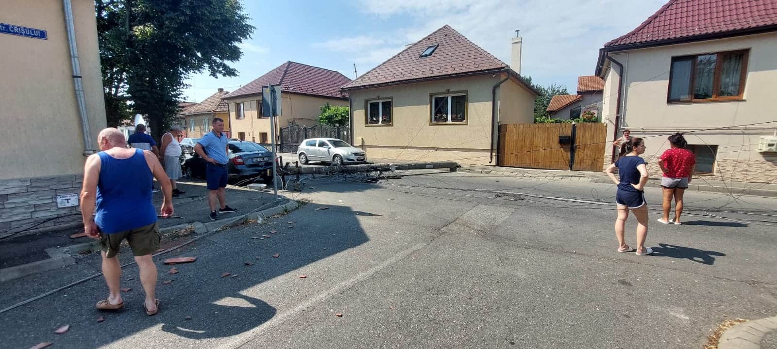 Doi stâlpi căzuți în cartierul Reșița, după ce o mașină de la Soma a agățat firele de curent (foto, video)