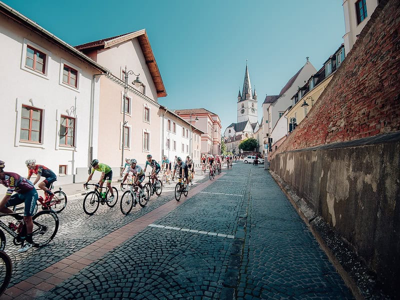 recomandări pentru timp liber în sibiu și împrejurimi. nu ratați turul ciclist și petrecerea pe timp de zi de la backyard