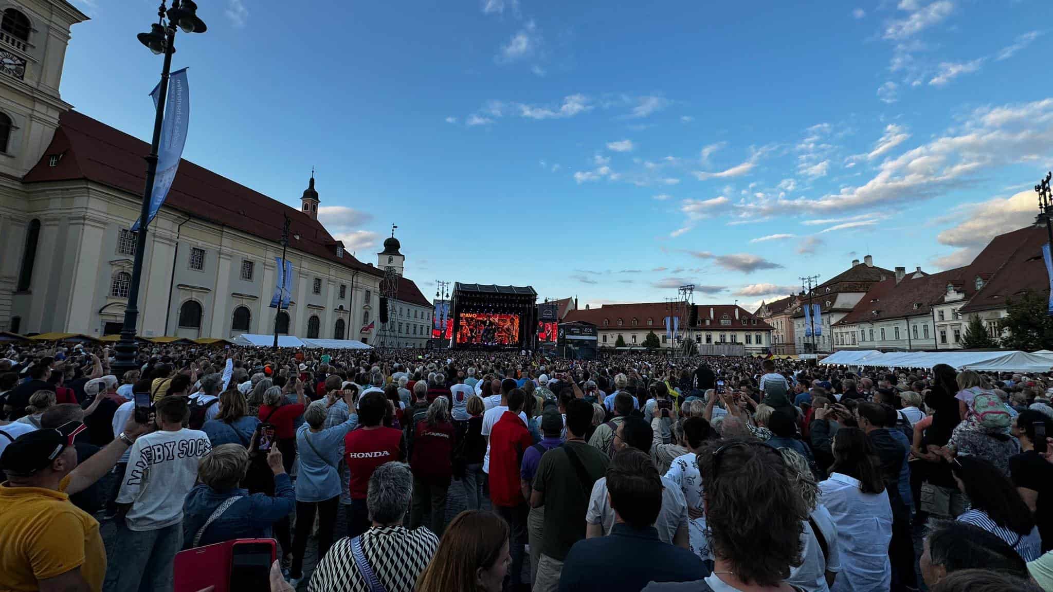 Atmosferă electrizantă la concertul lui Peter Maffay de la Sibiu. Peste 20.000 de sași și iubitori de muzică rock au invadat Piața Mare (foto video)