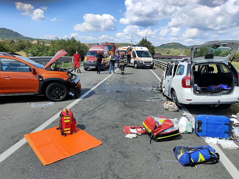 UPDATE - Accident grav cu 6 persoane rănite la intrarea pe Valea Oltului în zona Boița (foto)