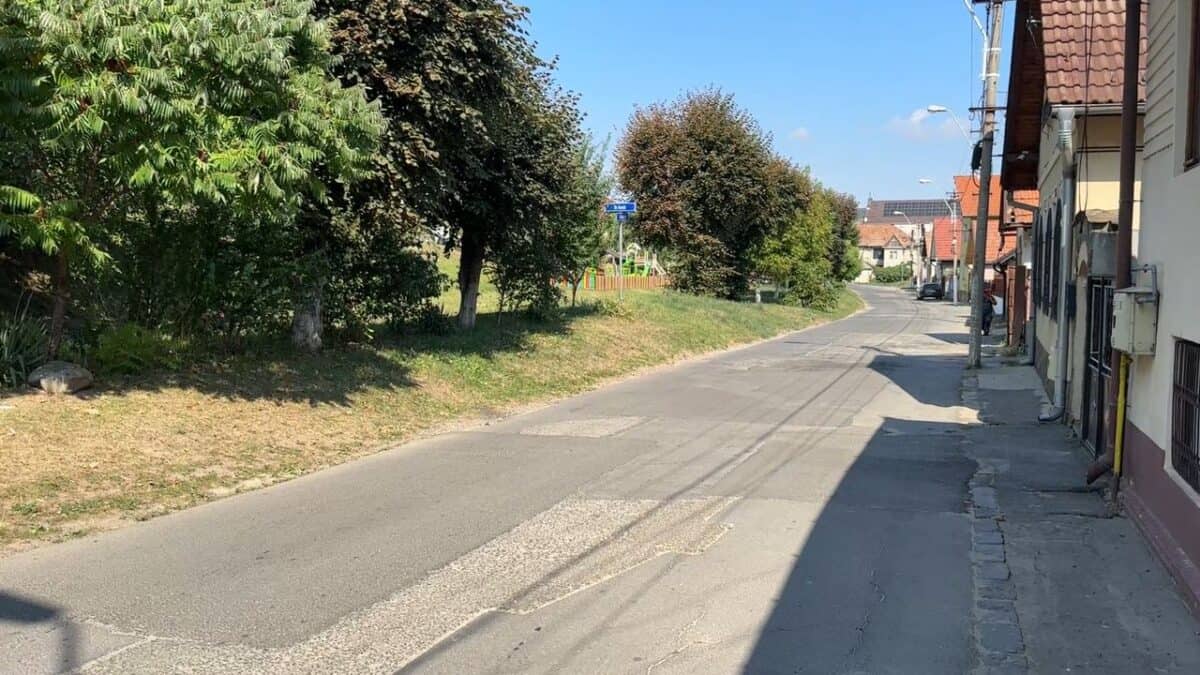 strada valea adâncă din municipiul mediaș va fi reabilitată. se vor face 24 de locuri de parcare (foto)