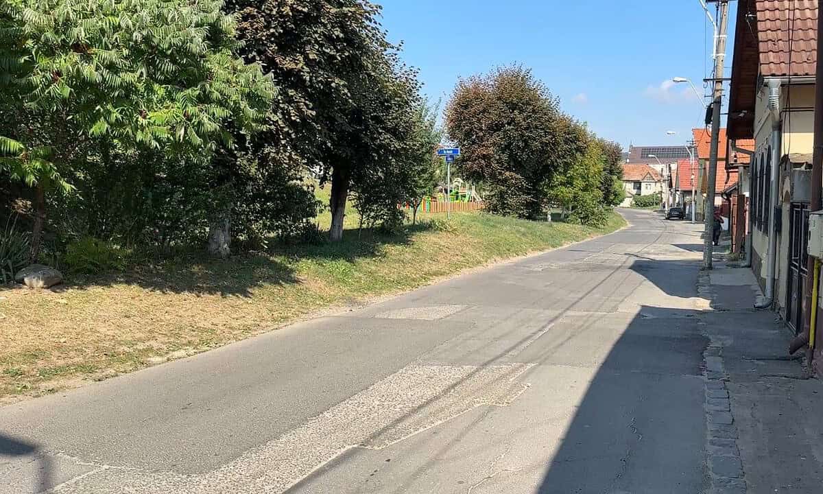 Strada Valea Adâncă din municipiul Mediaș va fi reabilitată. Se vor face 24 de locuri de parcare (foto)