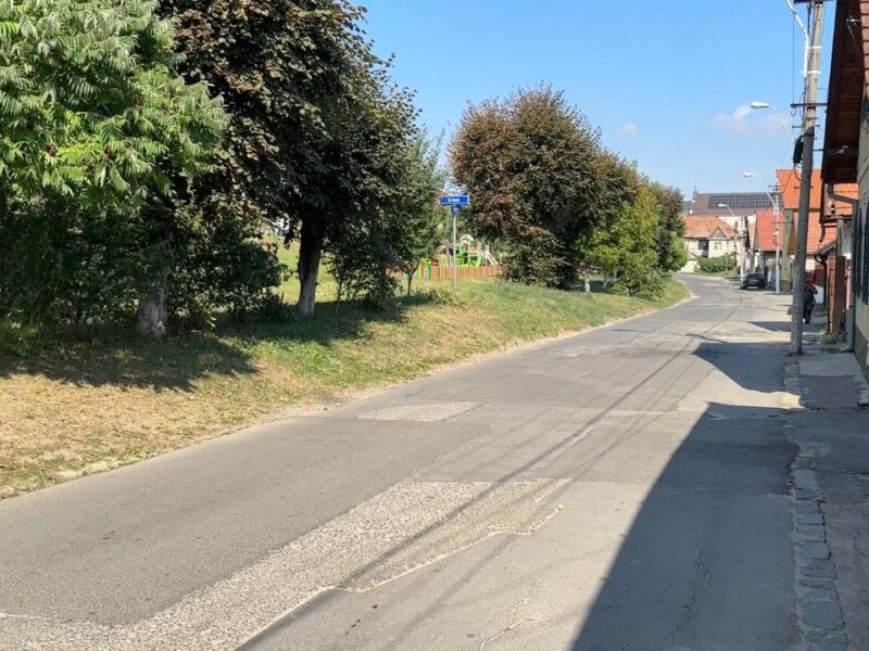 strada valea adâncă din municipiul mediaș va fi reabilitată. se vor face 24 de locuri de parcare (foto)