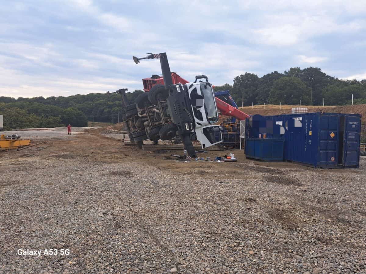 macara răsturnată la nou săsesc. a fost chemat elicopterul smurd (foto)