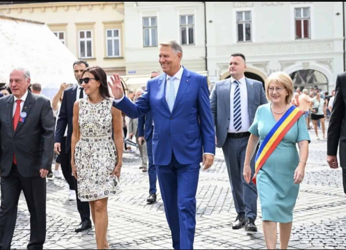 carmen iohannis a purtat o rochie creată de un designer american la întâlnirea internațională a sașilor din sibiu