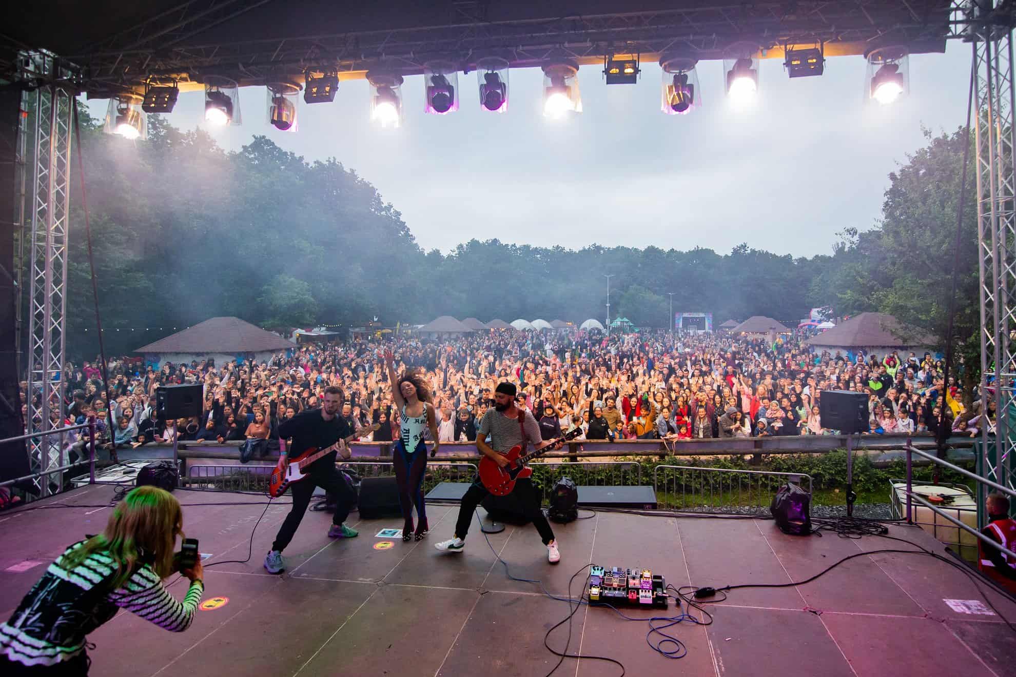 începe ”i love șopa”! trei zile de concerte cu andra, carla's dreams, irina rimes, smiley, andia, grasu xxl, puya, mario fresh și guess who la festivalul din pădurea șopa!