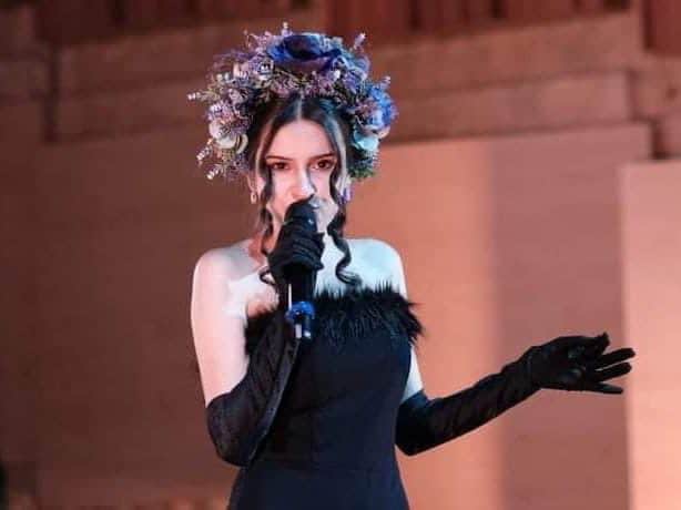 prima sibiancă participantă la festivalul mamaia. dominique simionescu interpretează o piesă specială