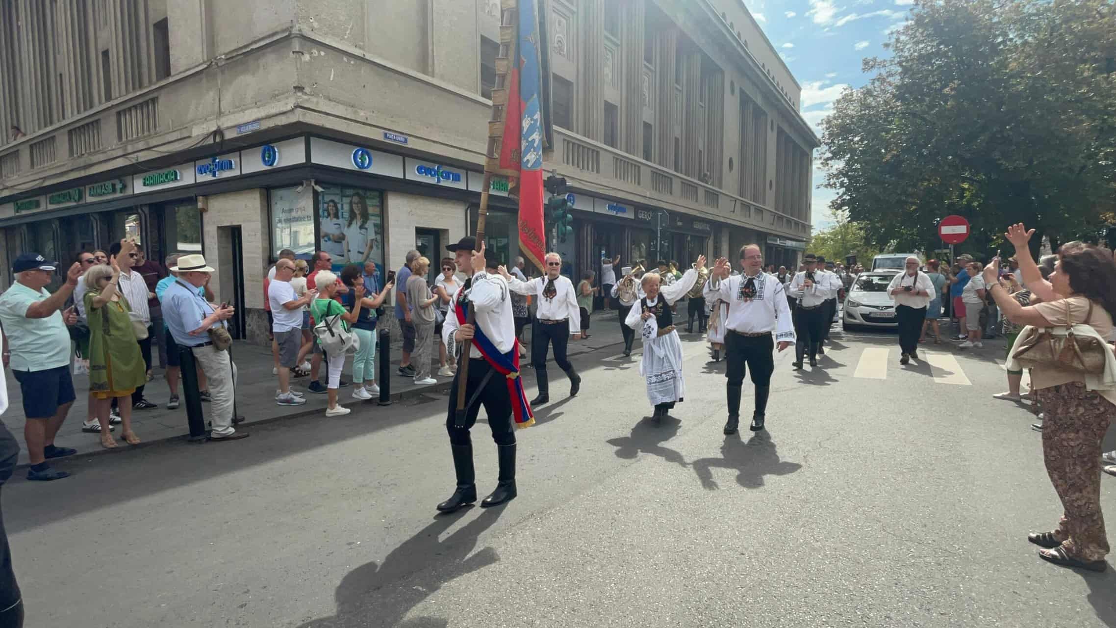 Iohannis, discurs emoționant în fața a mii de oameni la Întâlnirea Sașilor din centrul Sibiului: „Este în ADN-ul sașilor transilvăneni ca oriunde s-ar afla să nu-și uite pământul natal” (foto video)