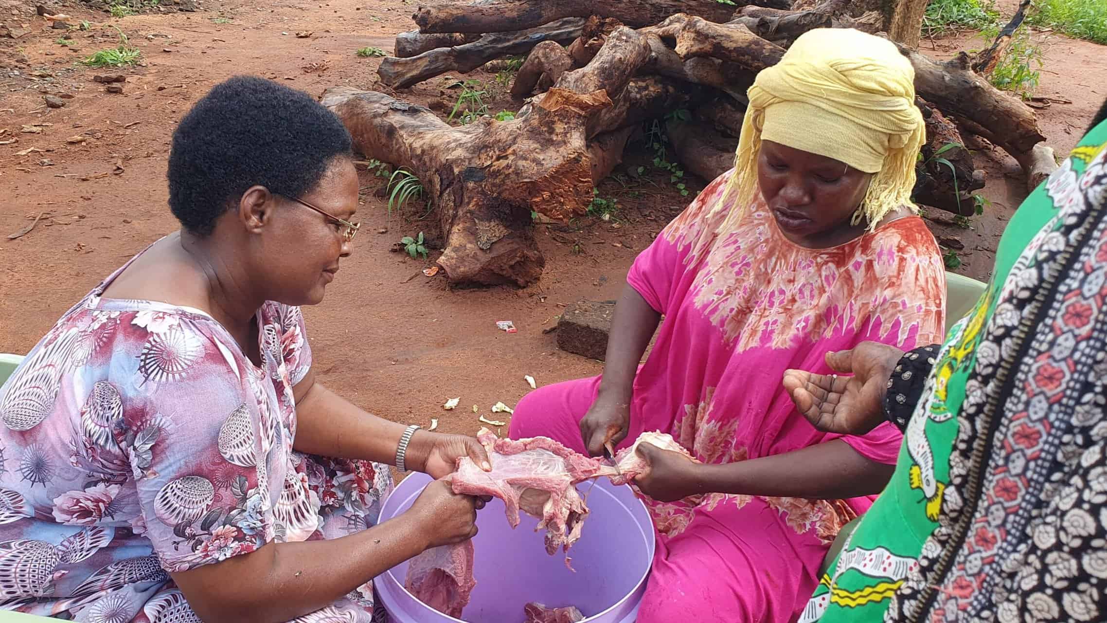 Două sibience pleacă în Kenya să renoveze o școală și să sape o fântână pentru copiii africani (foto)