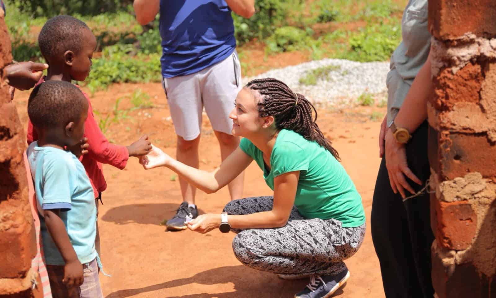 Două sibience pleacă în Kenya să renoveze o școală și să sape o fântână pentru copiii africani (foto)