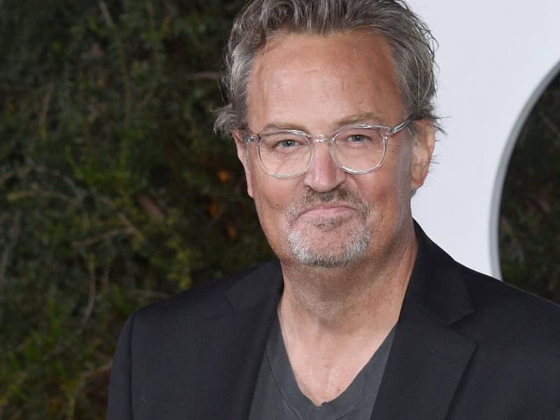 cinci persoane acuzate în cazul morții actorului matthew perry: implicați medicii și asistentul său