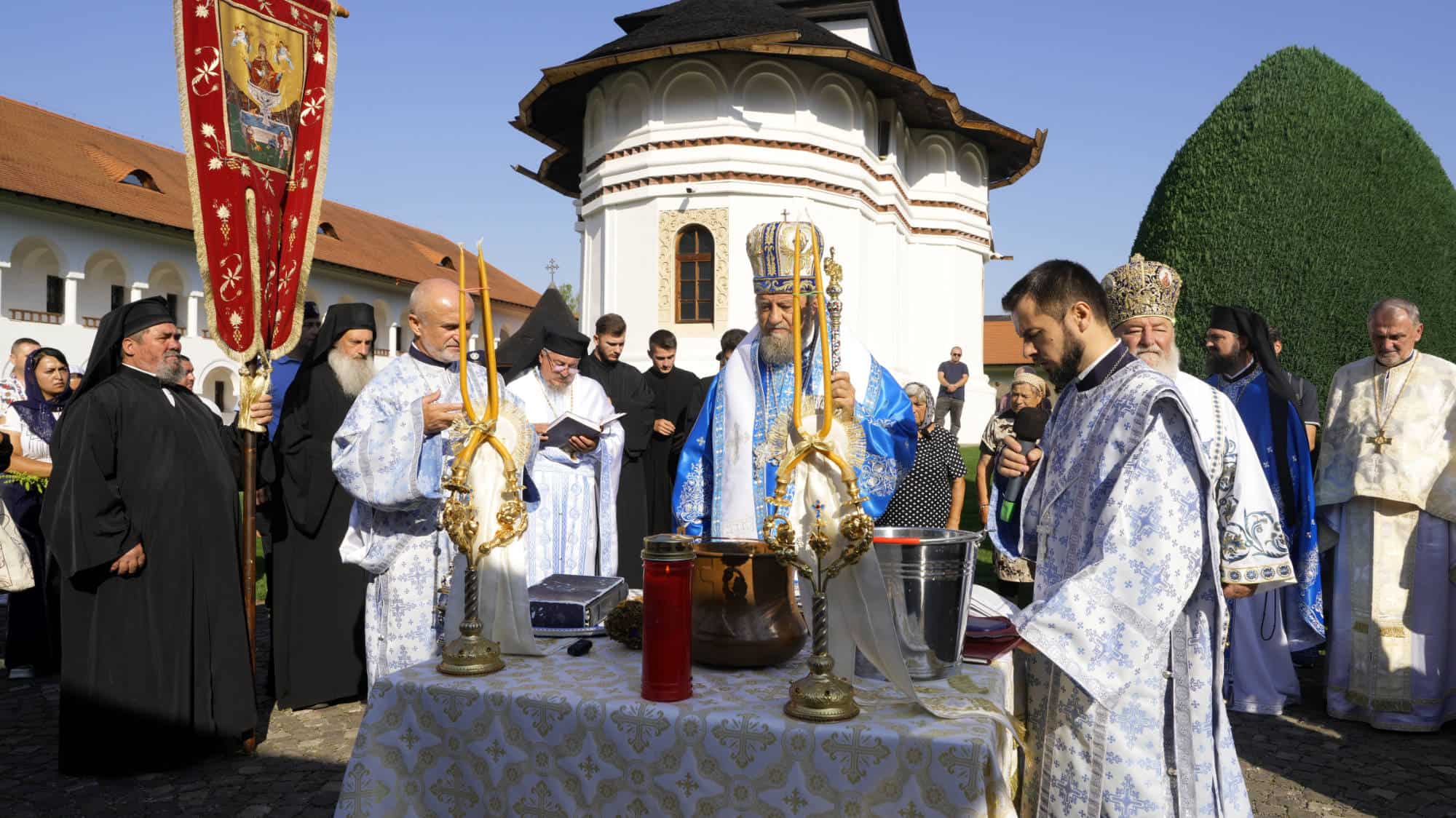 Praznicul Adormirii Maicii Domnului a adunat mii de pelerini la Mănăstirea Brâncoveanu de la Sâmbăta de Sus (foto)