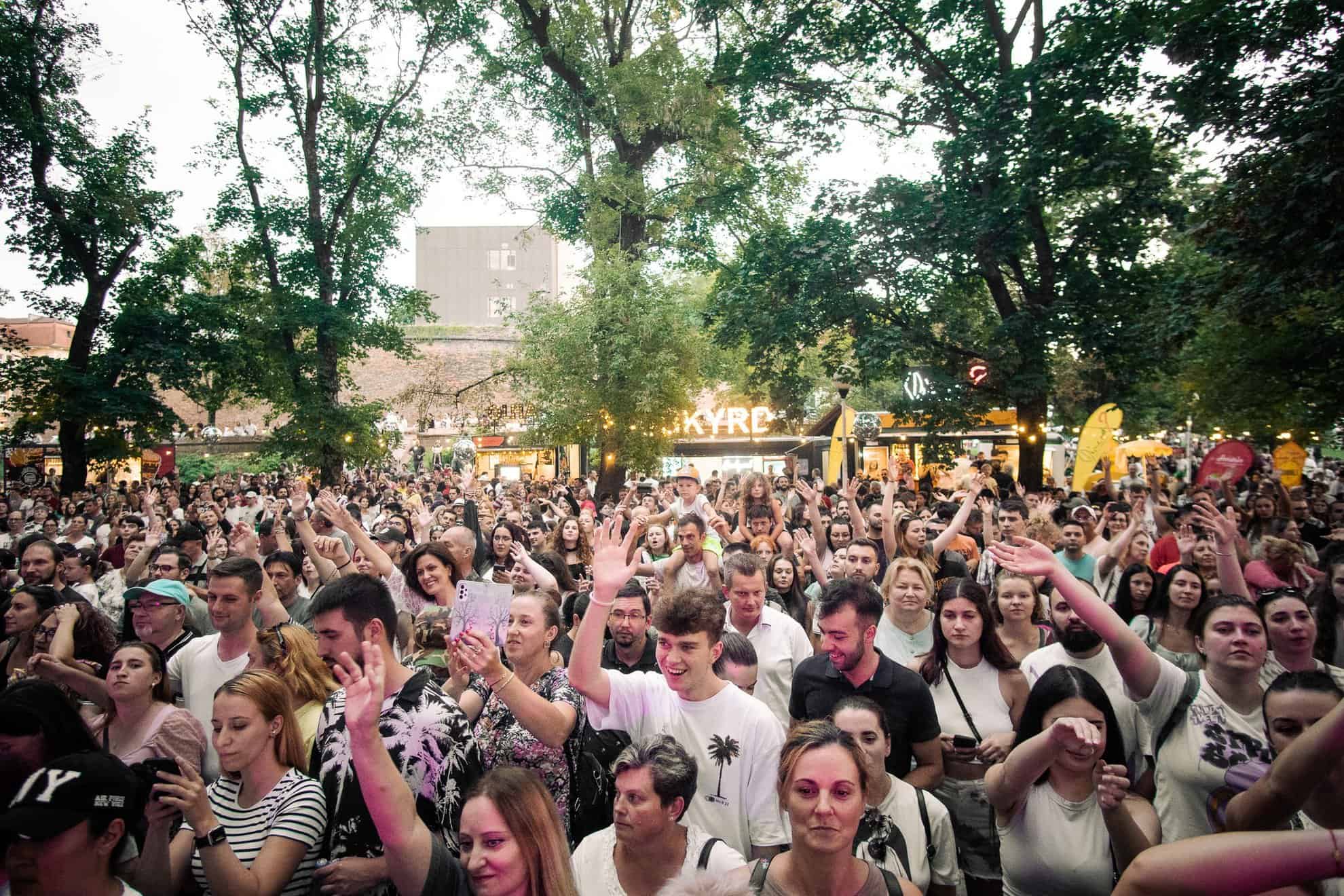 începe cel mai mare retro festival din sibiu. concerte cu no mercy, l.a., akcent, hara, semnal m și mulți alții la sibiul de odinioară!