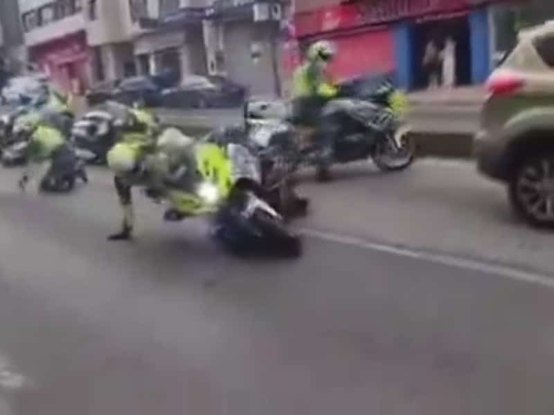 accident spectaculos la turul ciclist al spaniei: domino al motocicletelor de escortă viral pe rețelele sociale