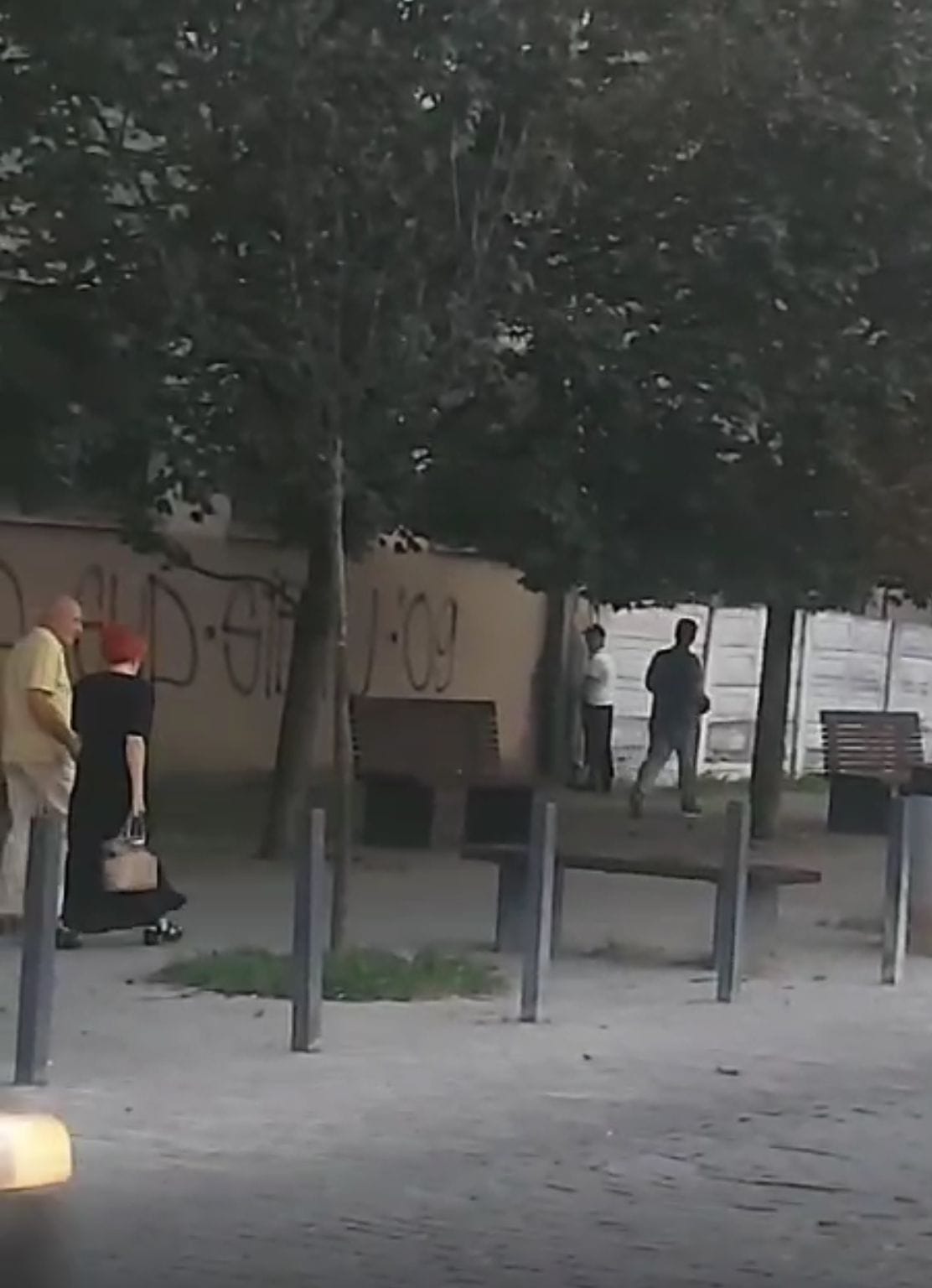 Gara din Sibiu colcăie de boschetari, prostituate și mai nou travestiți agresivi. Locuitorii din zonă sunt îngroziți (video)