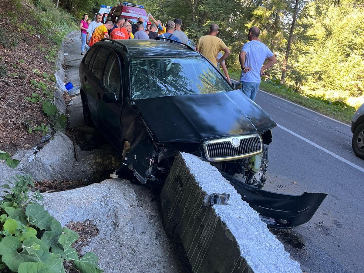 Pompierii sibieni, întorși de la o competiție națională, au salvat o familie implicată într-un accident rutier (foto)