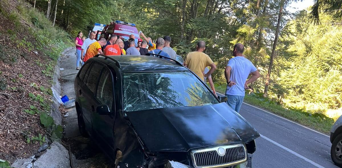 Pompierii sibieni, întorși de la o competiție națională, au salvat o familie implicată într-un accident rutier (foto)