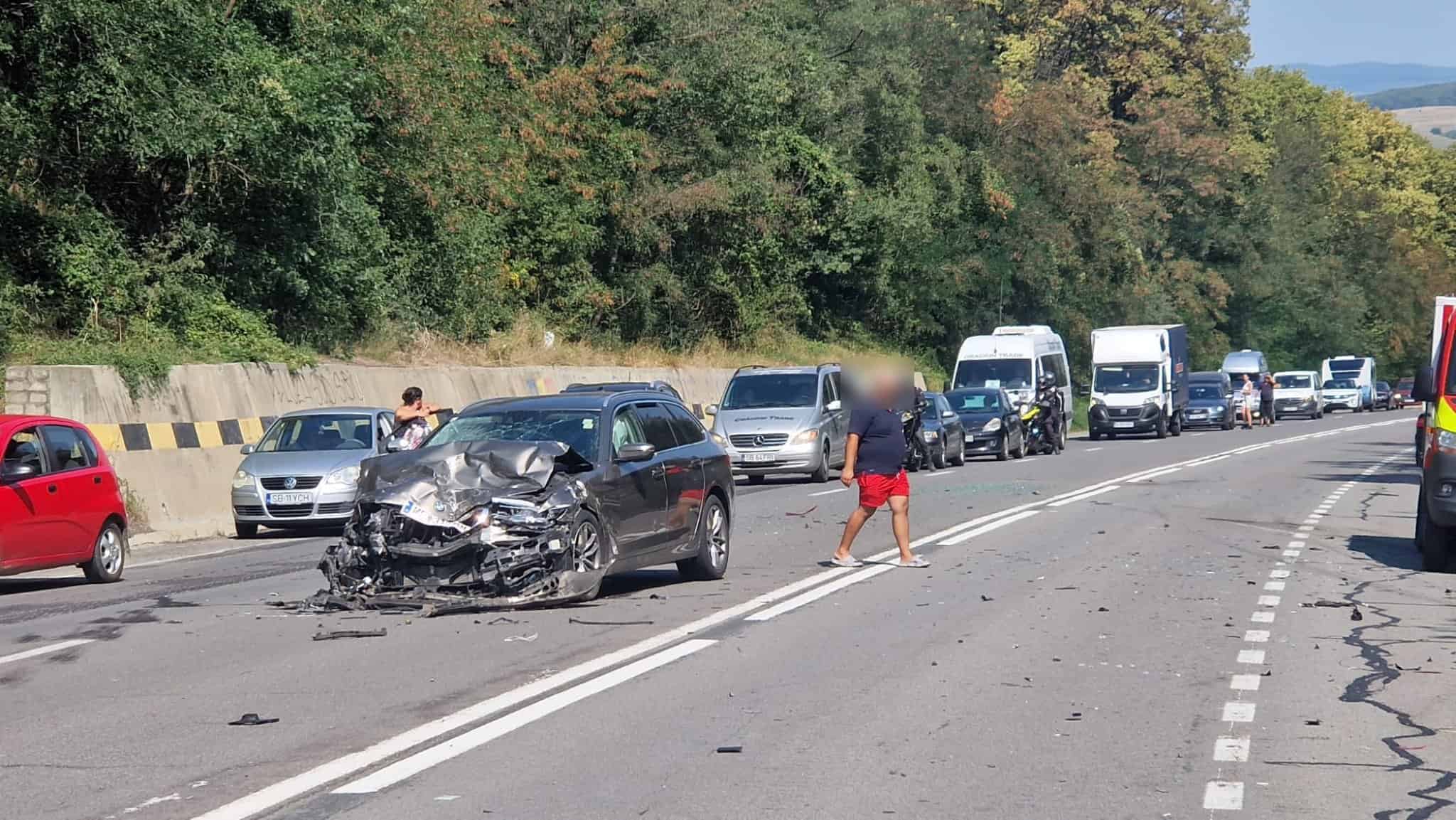 Accident grav pe DN1 la Hula Săcelului. Taxi făcut zob și o persoană resuscitată (video, foto)