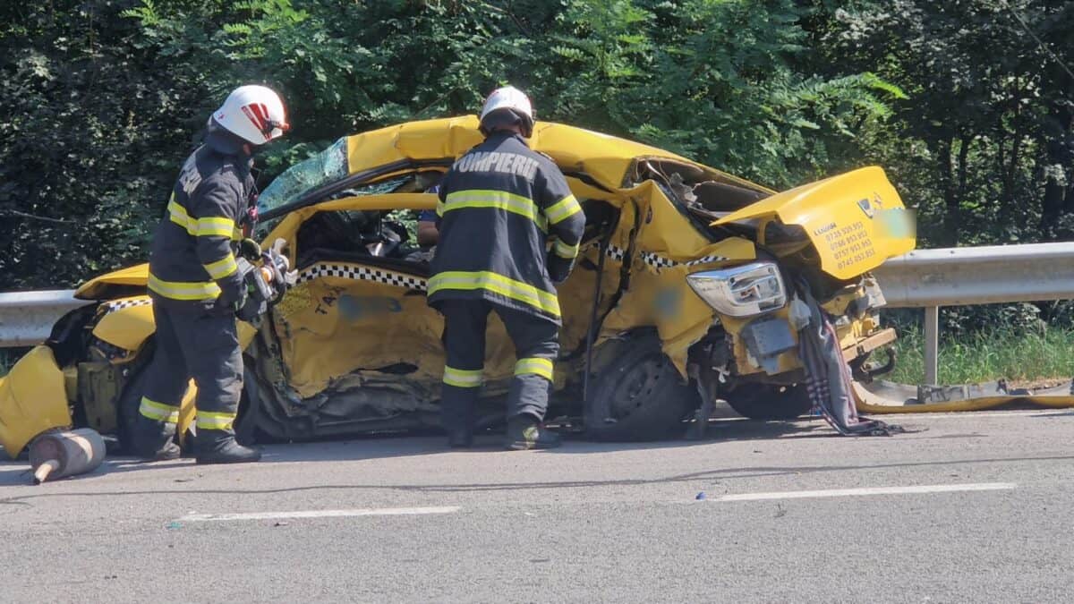 Accident grav pe DN1 la Hula Săcelului. Taxi făcut zob și o persoană resuscitată (video, foto)