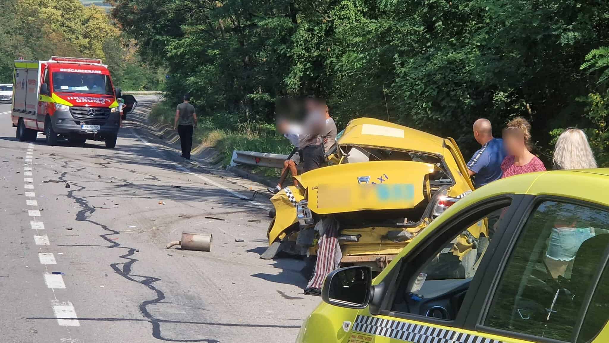 Accident grav pe DN1 la Hula Săcelului. Taxi făcut zob și o persoană resuscitată (video, foto)