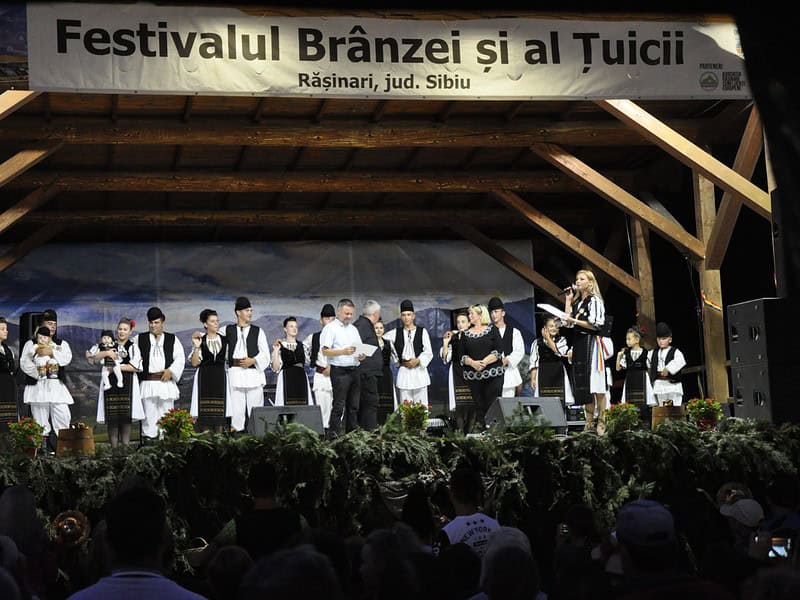 festivalul brânzei și al țuicii de la rășinari. folclor, muzică populară și drumeții