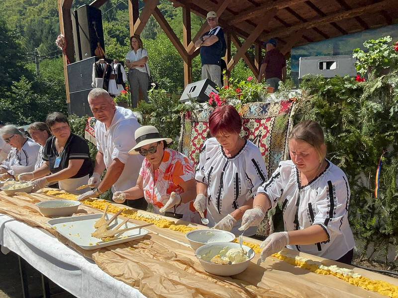 mega bulz de 62 de metri la festivalul brânzei și al țuicii de la rășinari. primar: „ducem tradiția mai departe” (foto video)