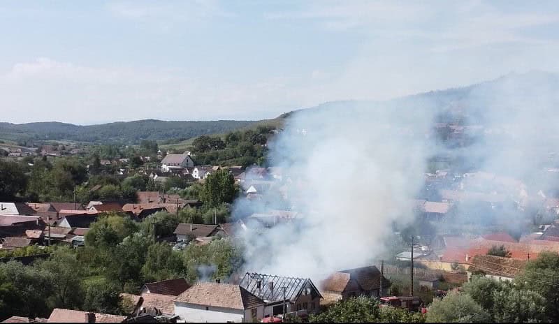 intervenție în forță a pompierilor la slimnic. arde o casă (foto)