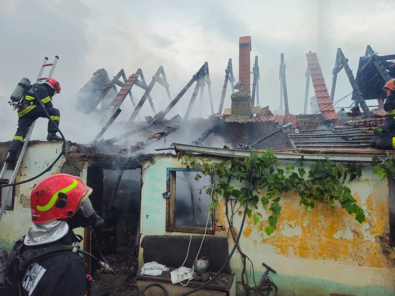 Incendiu la o casă din Ludoș în urma unei explozii (foto update)