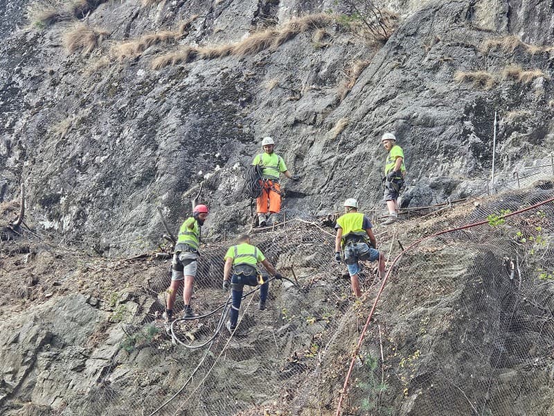 încep lucrările de montare a plaselor de protecție pe versanții de pe valea oltului (foto)