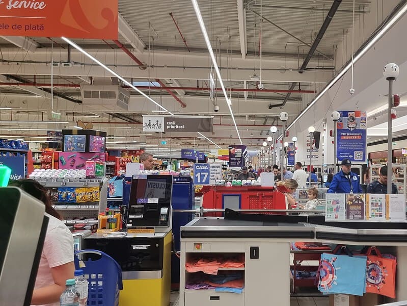 Haos în Carrefour Șelimbăr. Cozi și nervi printre clienți din cauza POS-urilor care nu funcționează (foto)