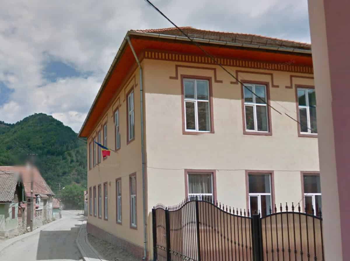 Starea școlilor din județul Sibiu aproape de începutul cursurilor. Trei au rămas cu toaletele în curte ca si anul trecut