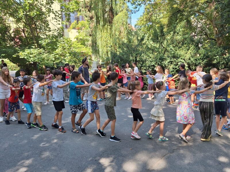 Tabăra Urbană „Prietenia” la Biblioteca ASTRA Sibiu: Activități creative pentru copii cu artiști, pedagogi și psihologi (foto video)