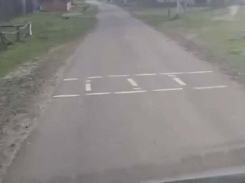 minunile sibiului la concurență cu cele din caracal. un localnic din țichindeal și-a făcut o trecere de pietoni în fața porții. are și o explicație (update video)