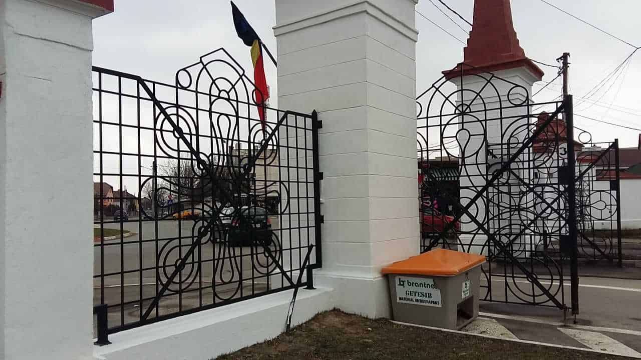 aproape 200 de locuri de mormânt din cimitirul municipal scoase la licitație de primărie