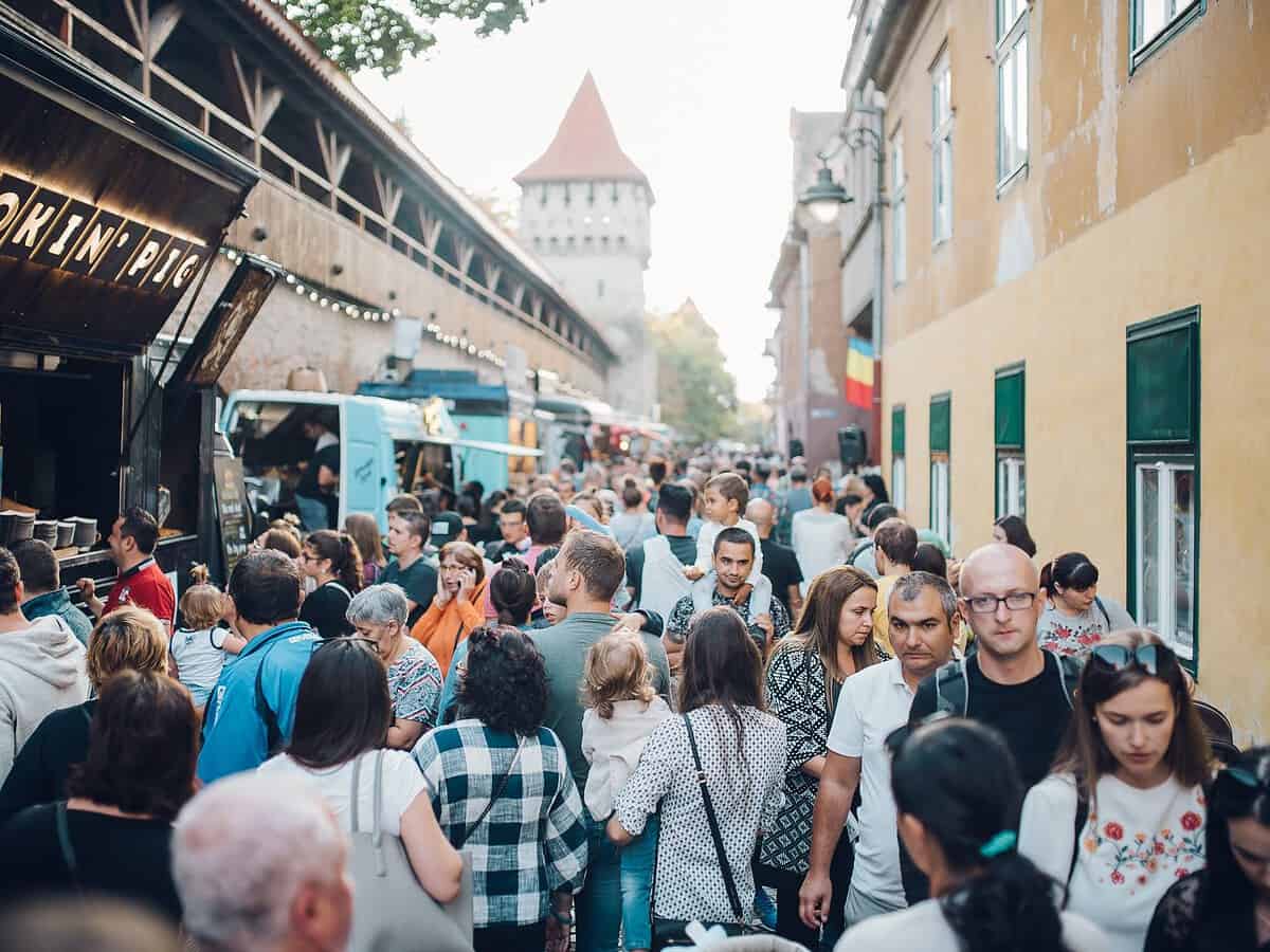 începe cel mai cunoscut street food festival din sibiu.  zeci de food truck-uri ”parchează” la foodie, pe cea mai frumoasă stradă din oraș