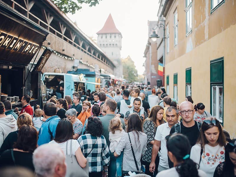 începe cel mai cunoscut street food festival din sibiu.  zeci de food truck-uri ”parchează” la foodie, pe cea mai frumoasă stradă din oraș