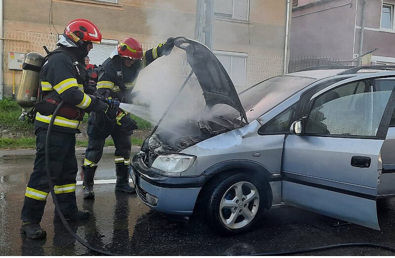 mașină în flăcări la bârghiș. o femeie a făcut atac de panică