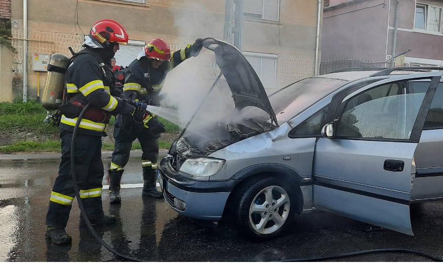 Mașină în flăcări la Bârghiș. O femeie a făcut atac de panică